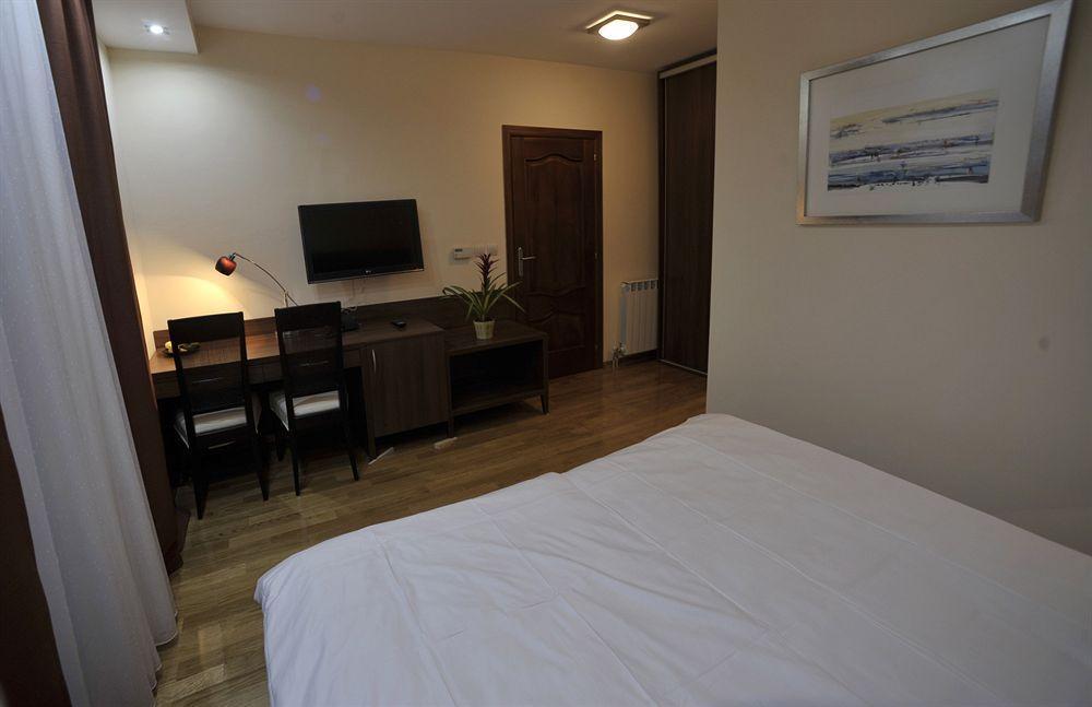 M 3* Podgorica